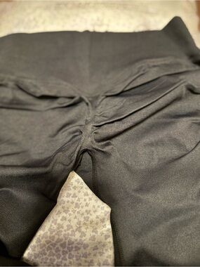Two High-Waist Black Scrunch Leggings